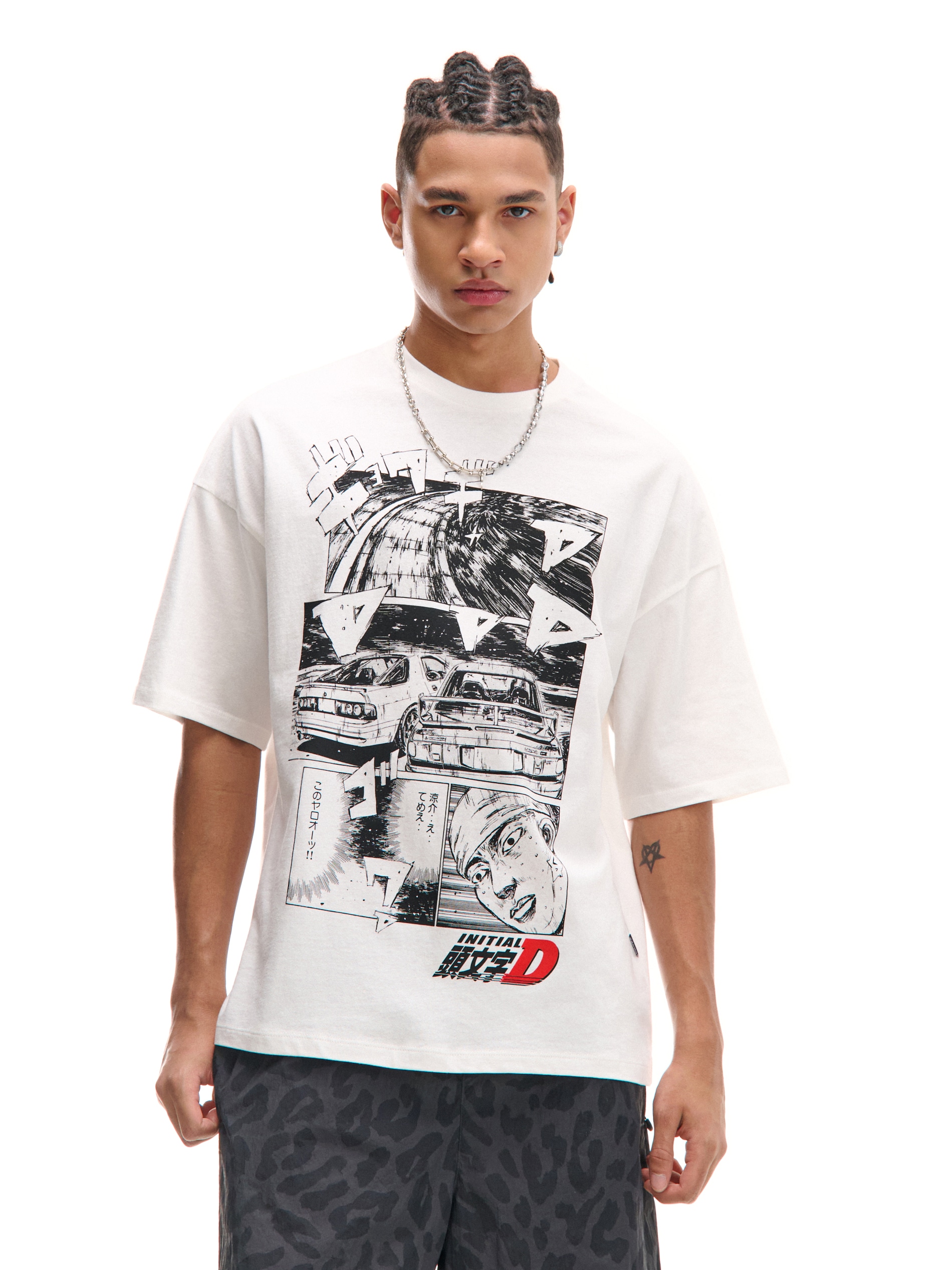 Cropp - Nyomott mintás fehér póló Initial D - fehér termék 2. képe