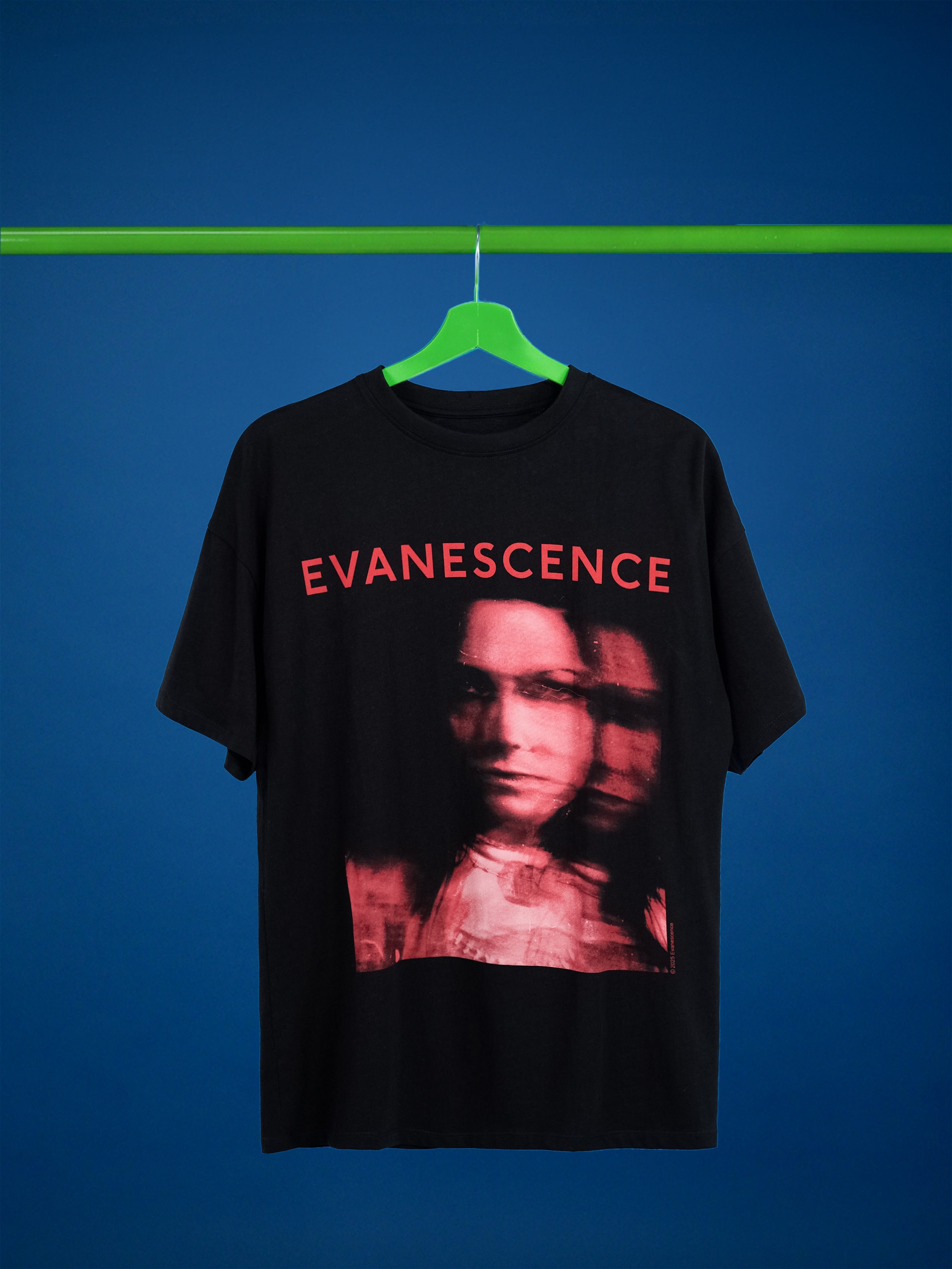 Cropp - Nyomott mintás oversize póló Evanescence - fekete termék 2. képe