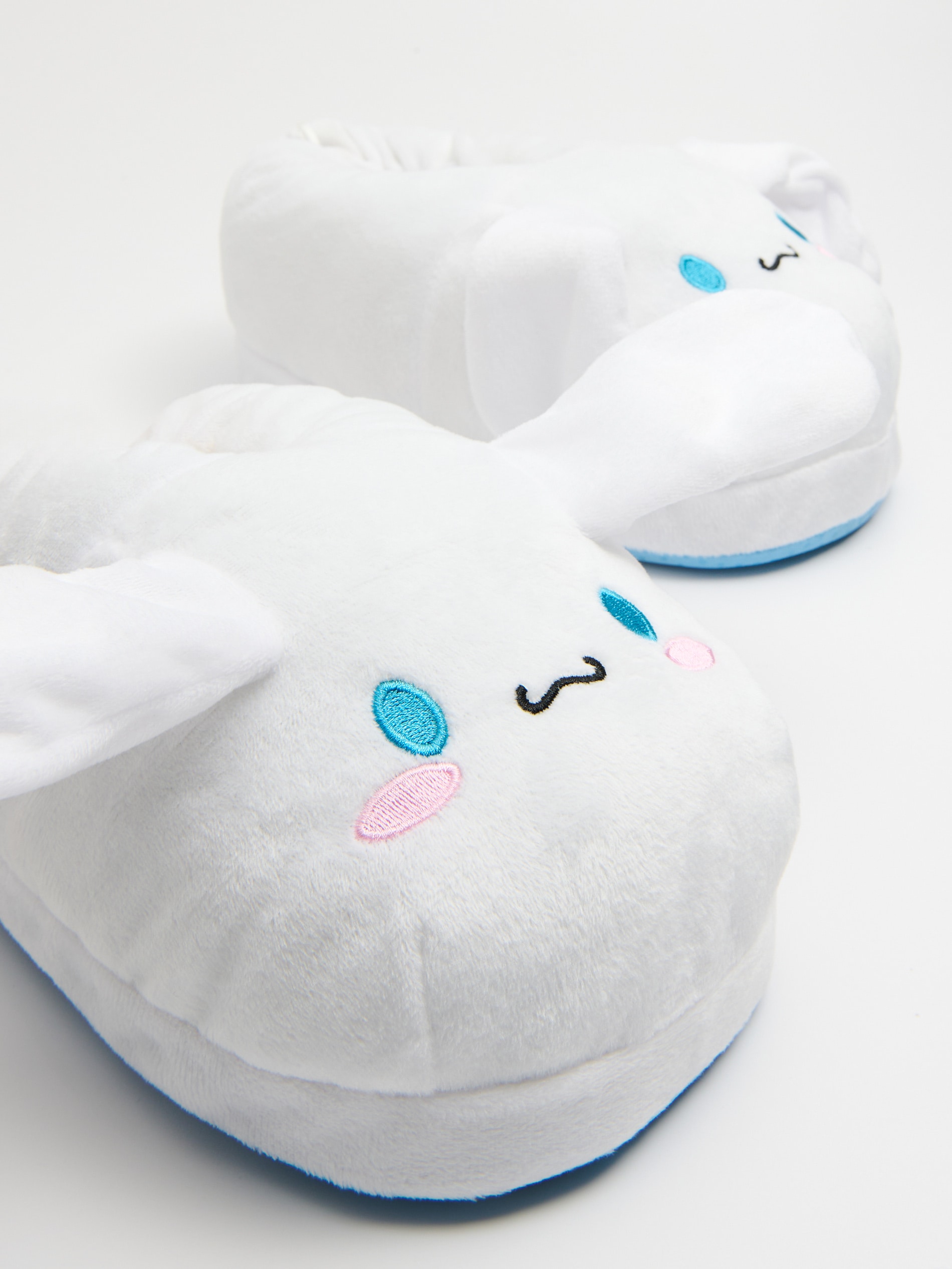 Cropp - Pluszowe kapcie Cinnamoroll - biały