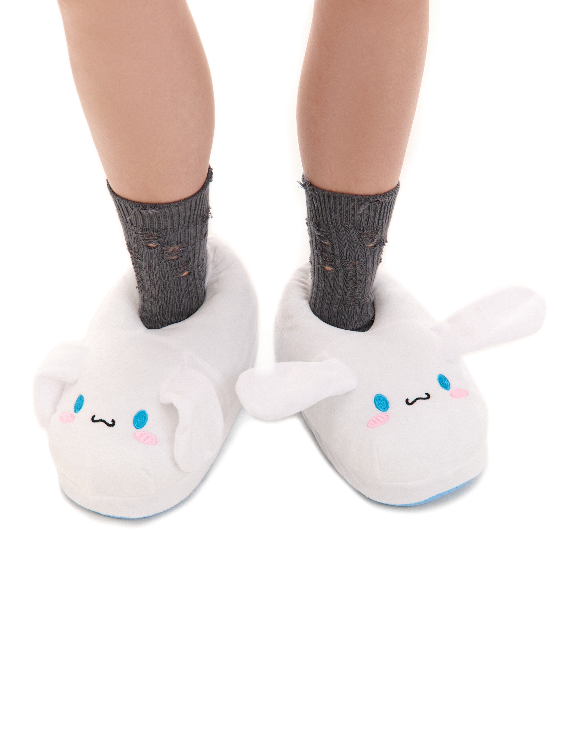 Cropp - Pluszowe kapcie Cinnamoroll - biały