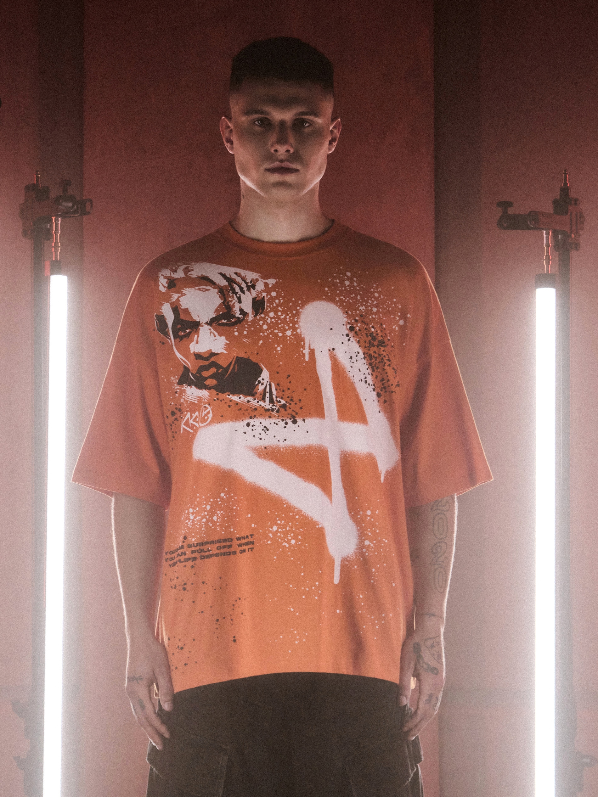 Cropp - Camiseta Oversize Con Estampado Arcane - Naranja