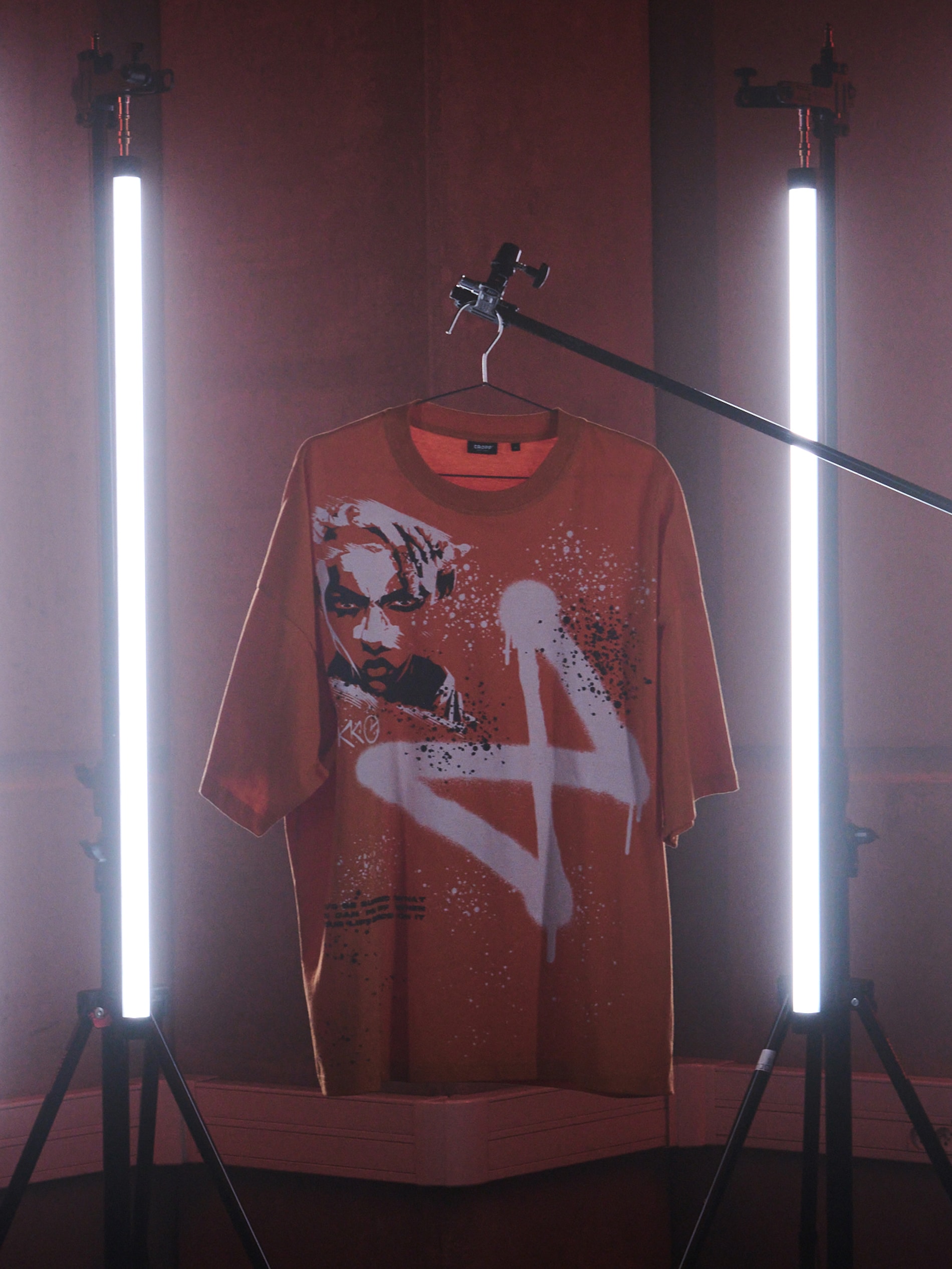 Cropp - Camiseta Oversize Con Estampado Arcane - Naranja