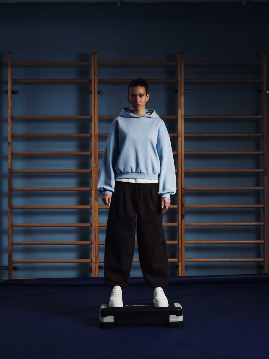 Błękitna bluza boxy z kapturem