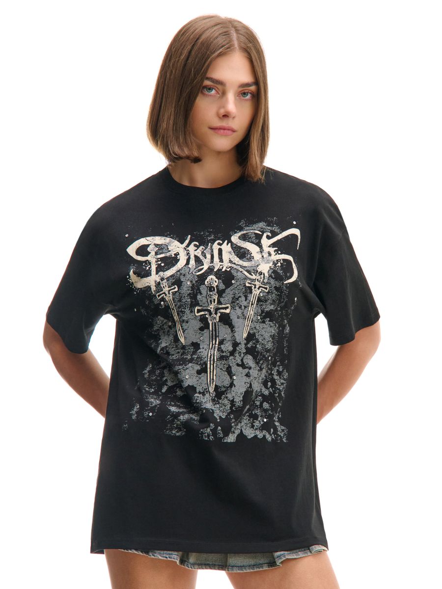 Czarny T-shirt z gotyckim motywem