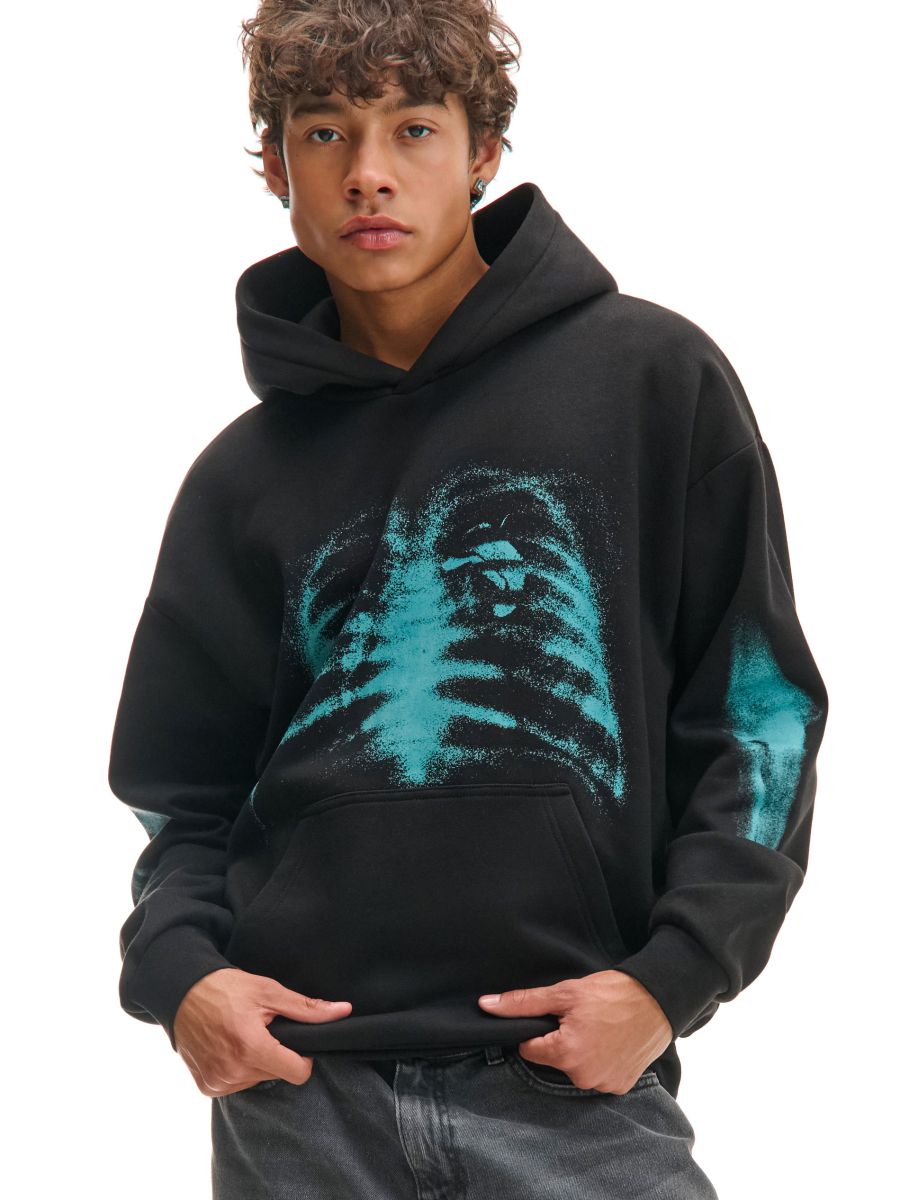 Czarna bluza z nadrukiem żeber