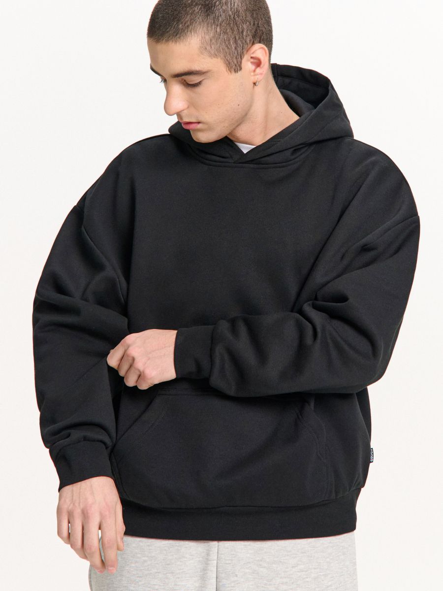 Crna dukserica s kapuljačom