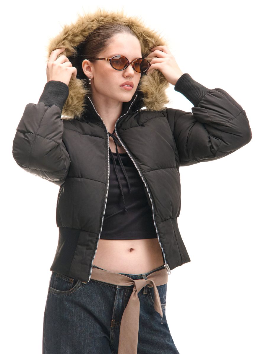 Czarna kurtka puffer z odpinanym kapturem