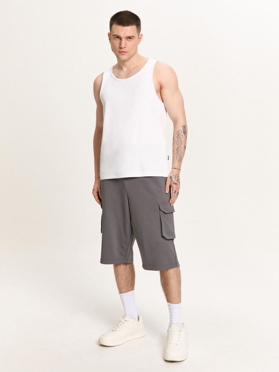 Szare szorty z kieszeniami cargo