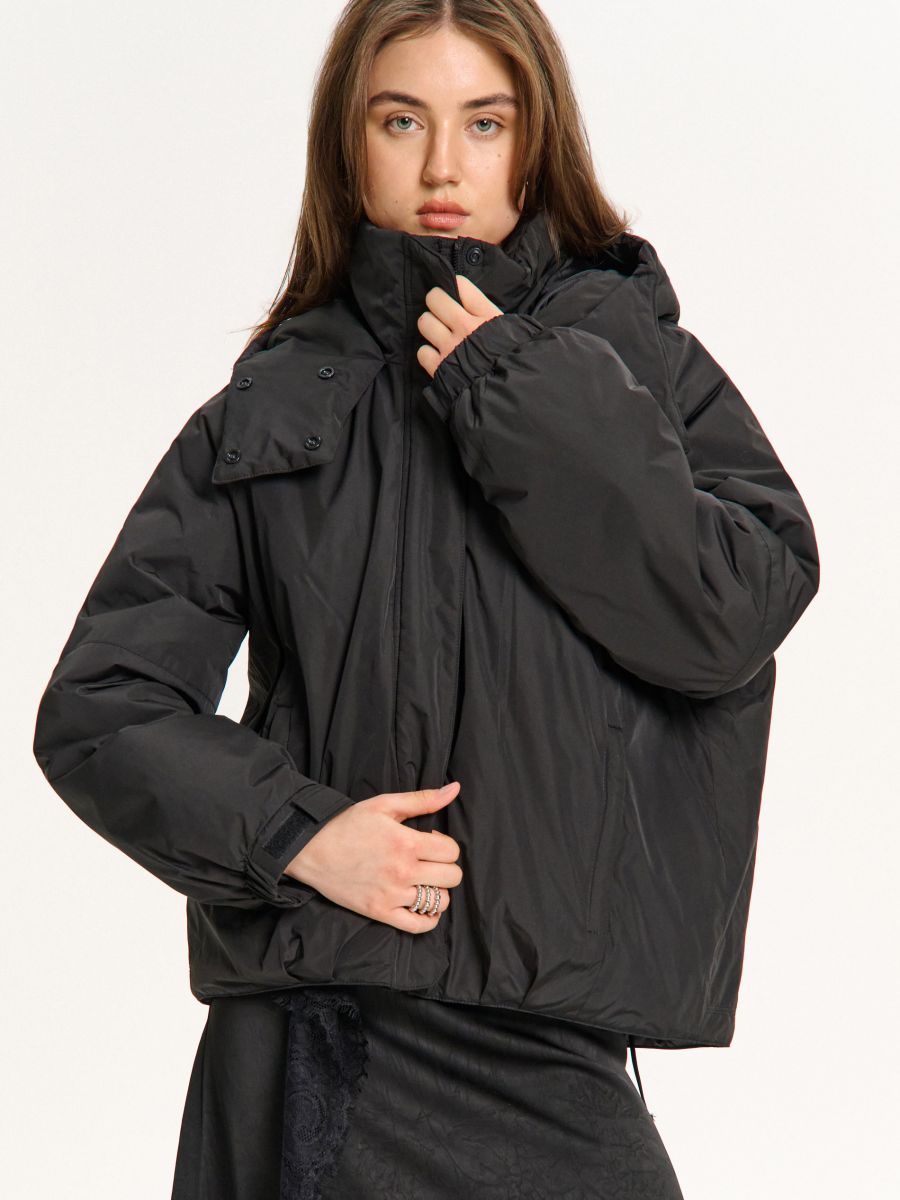 Czarna kurtka bomber z regulowanym kapturem