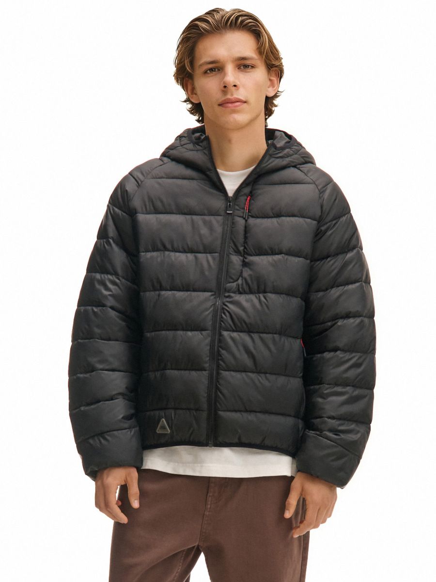 Czarna kurtka puffer z kapturem
