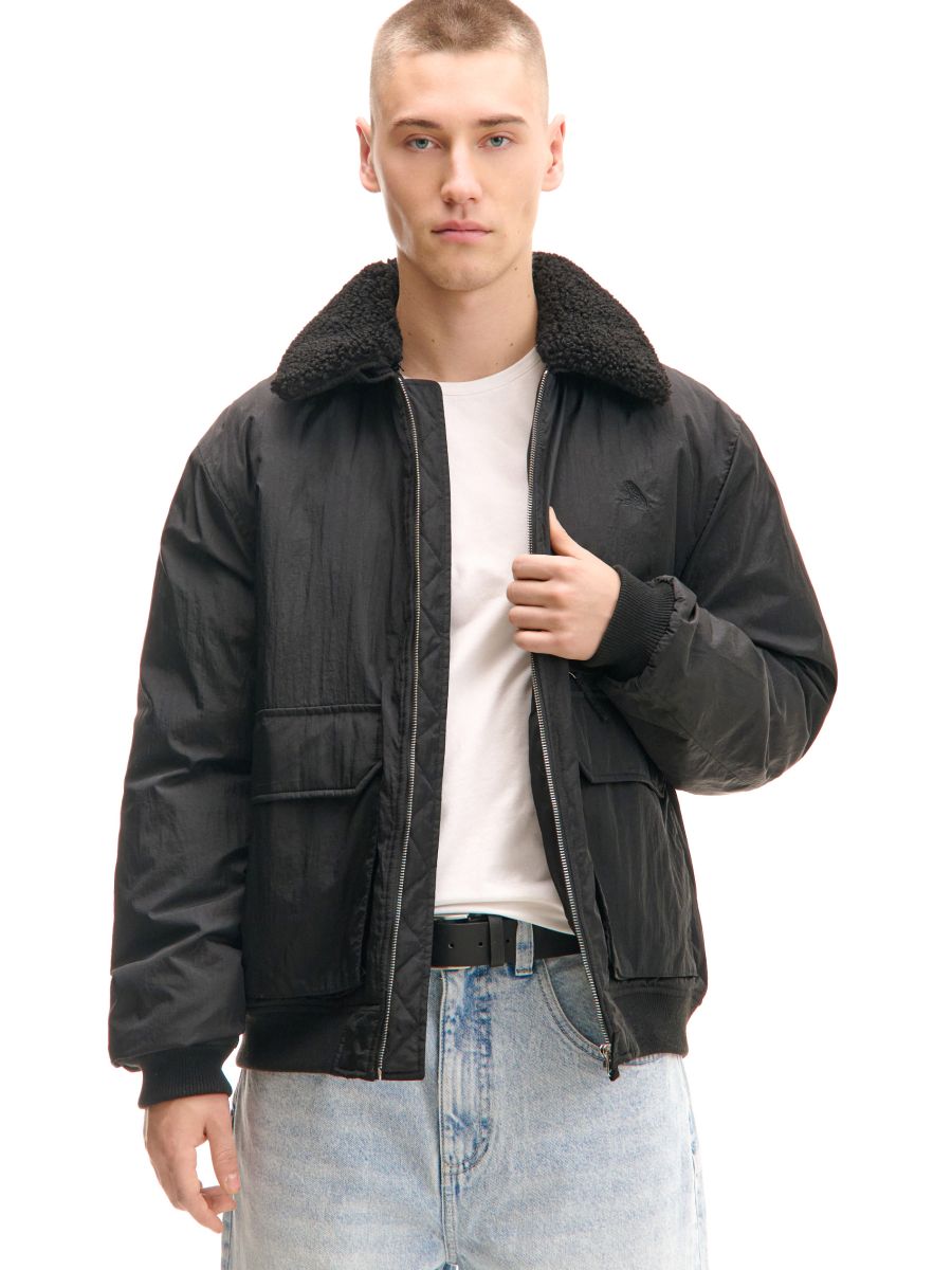 Czarna kurtka bomberka z odpinanym kołnierzem