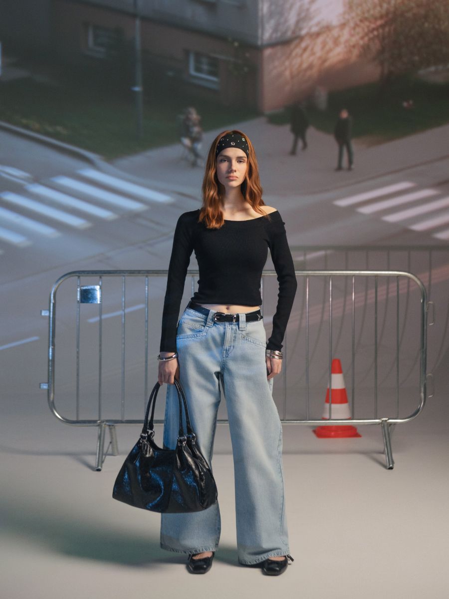 Светр з відкритим плечем