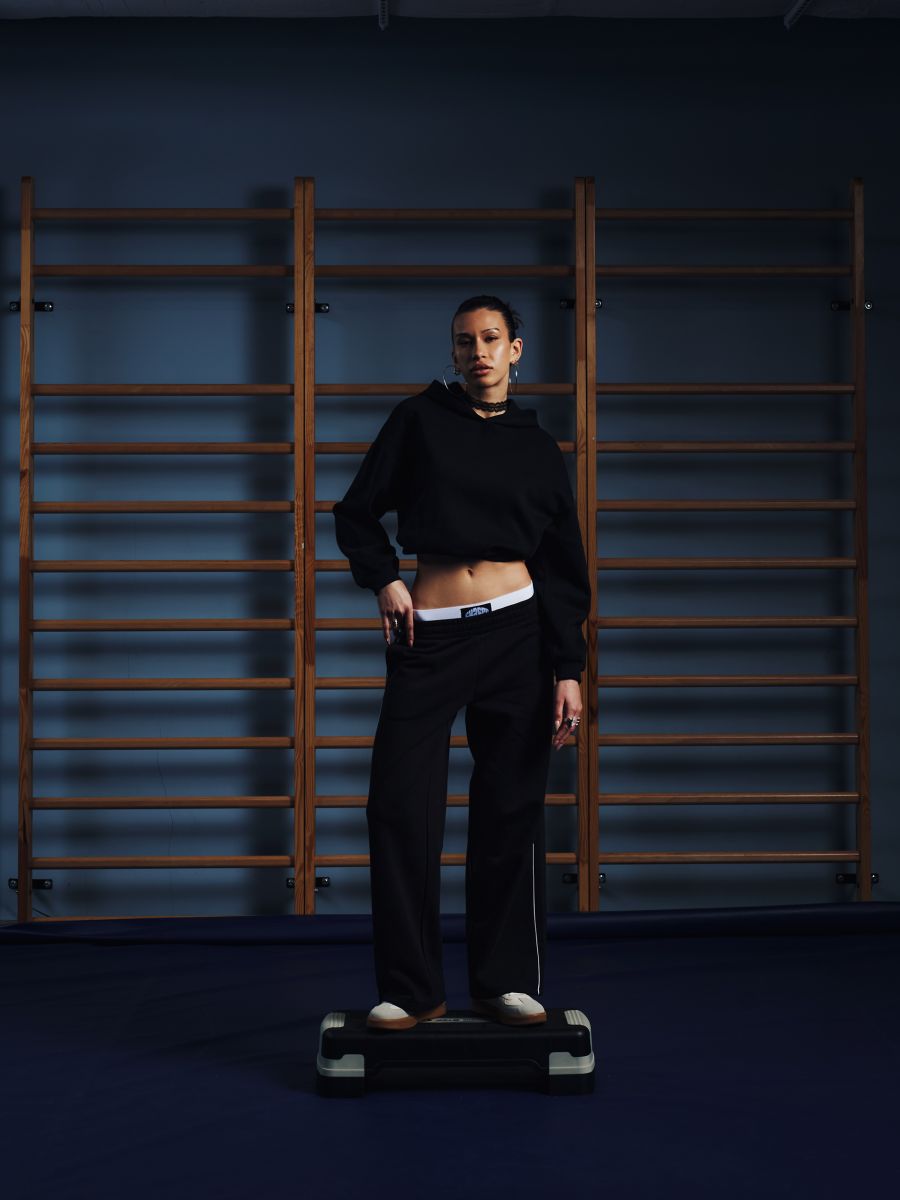 Czarne dresy straight z lampasami