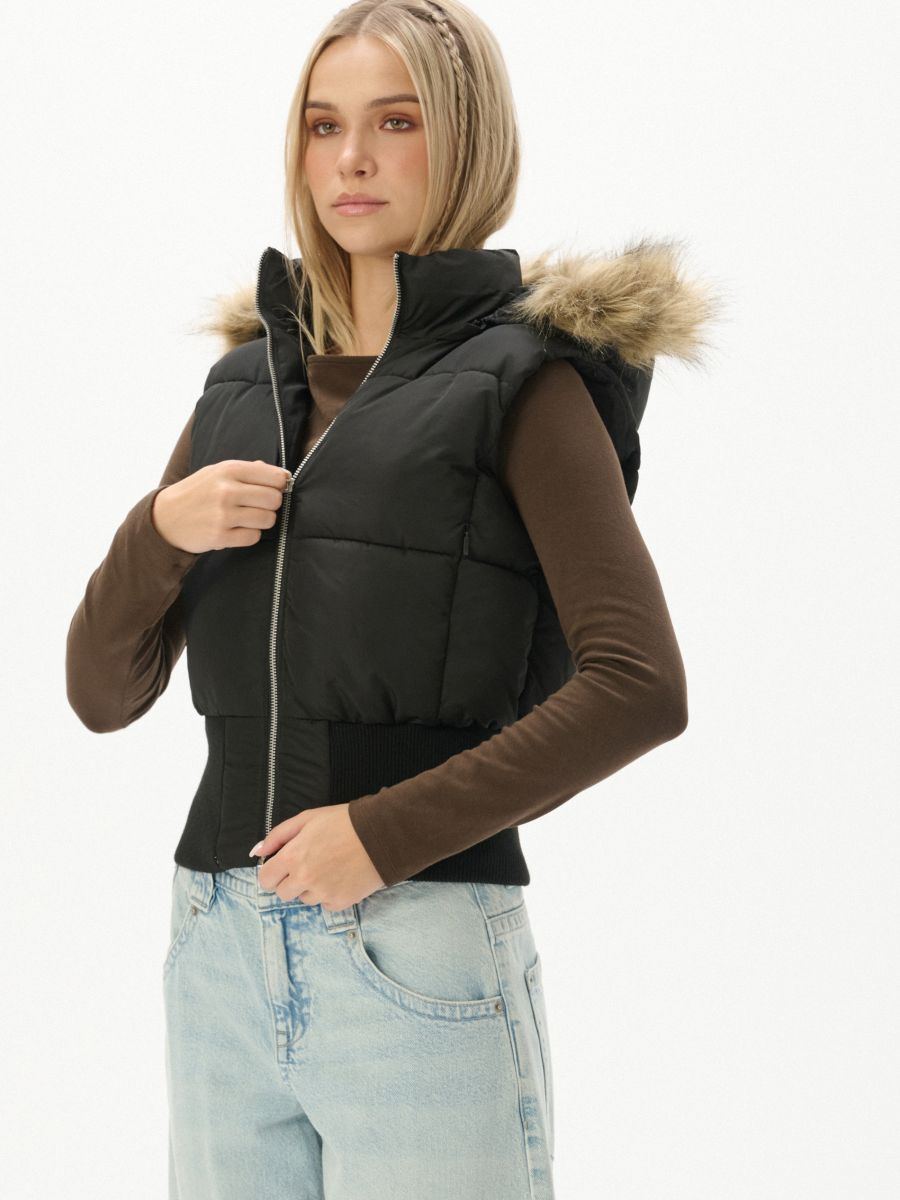 Eemaldatava kapuutsiga vest