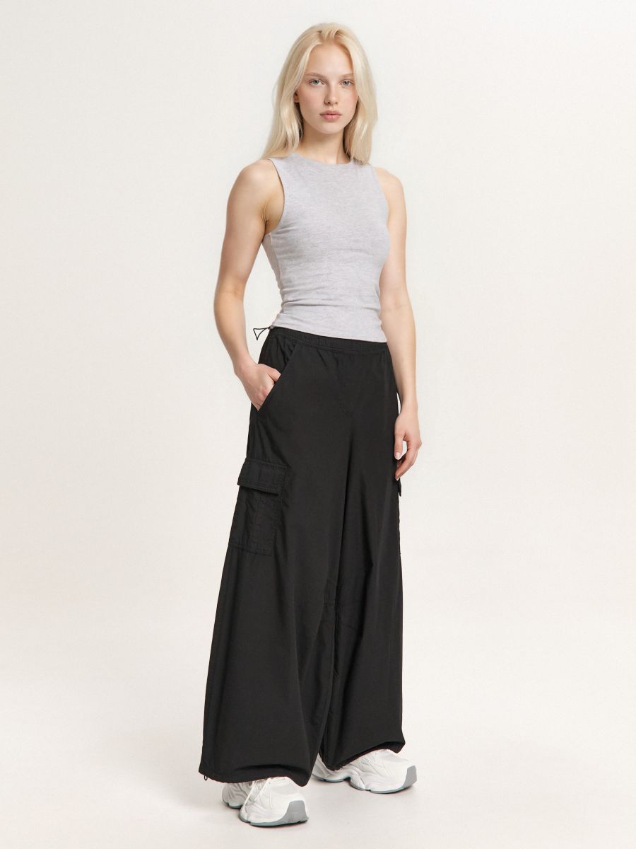 Czarne spodnie baggy z dodatkową regulacją