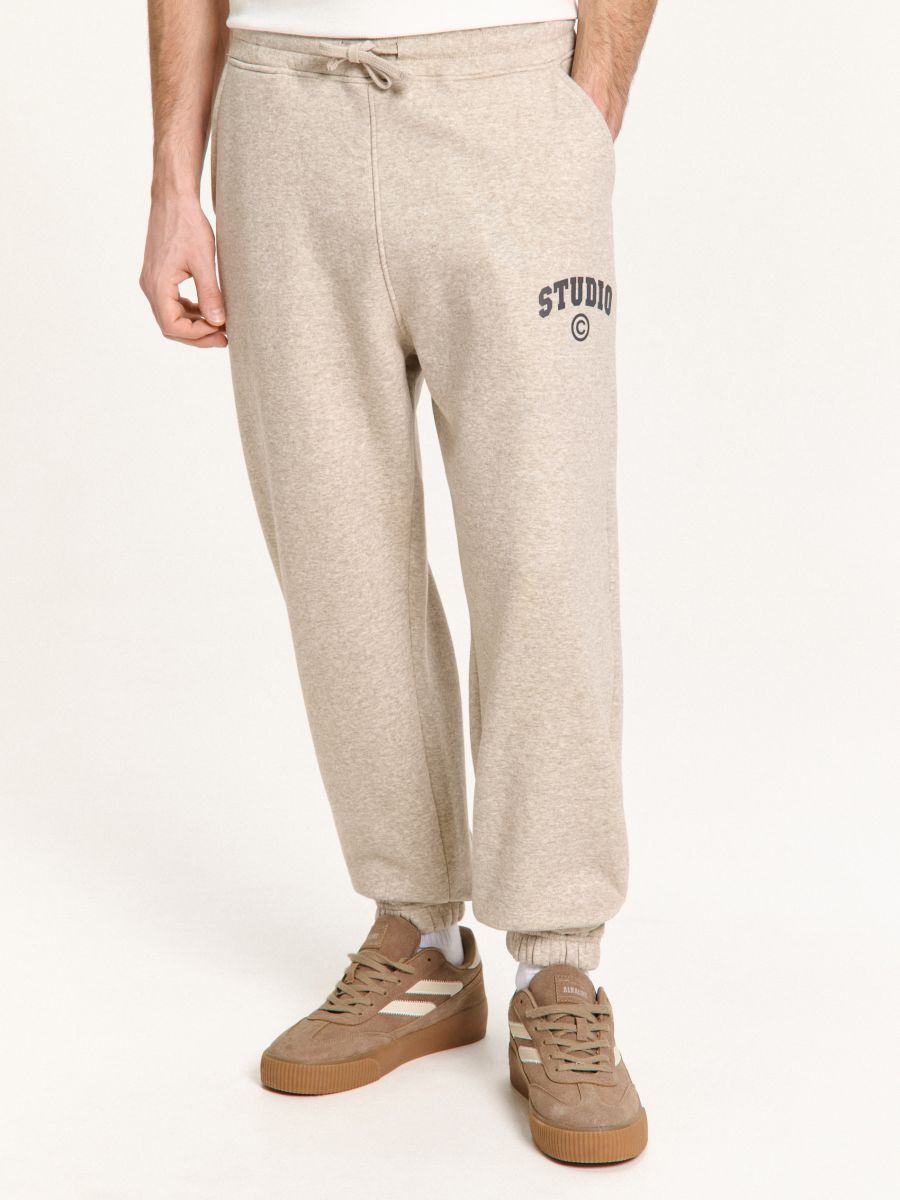 Beżowe dresy z minimalistycznym nadrukiem