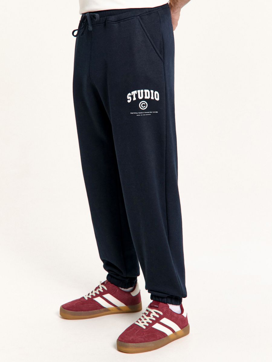 Granatowe dresy z minimalistycznym nadrukiem