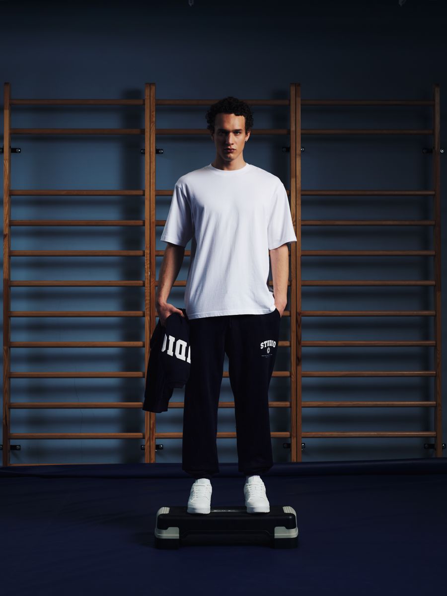 Granatowe dresy z minimalistycznym nadrukiem