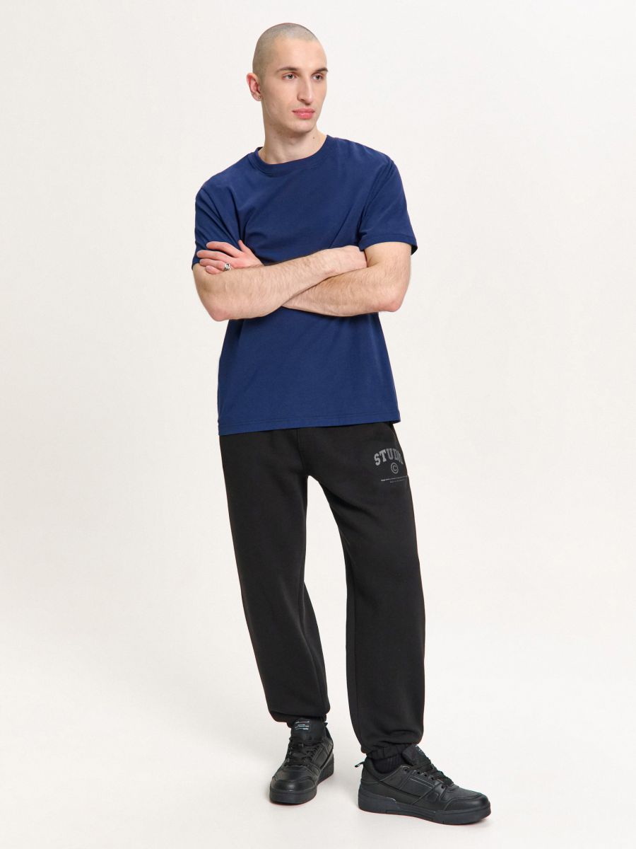 Czarne dresy z minimalistycznym nadrukiem