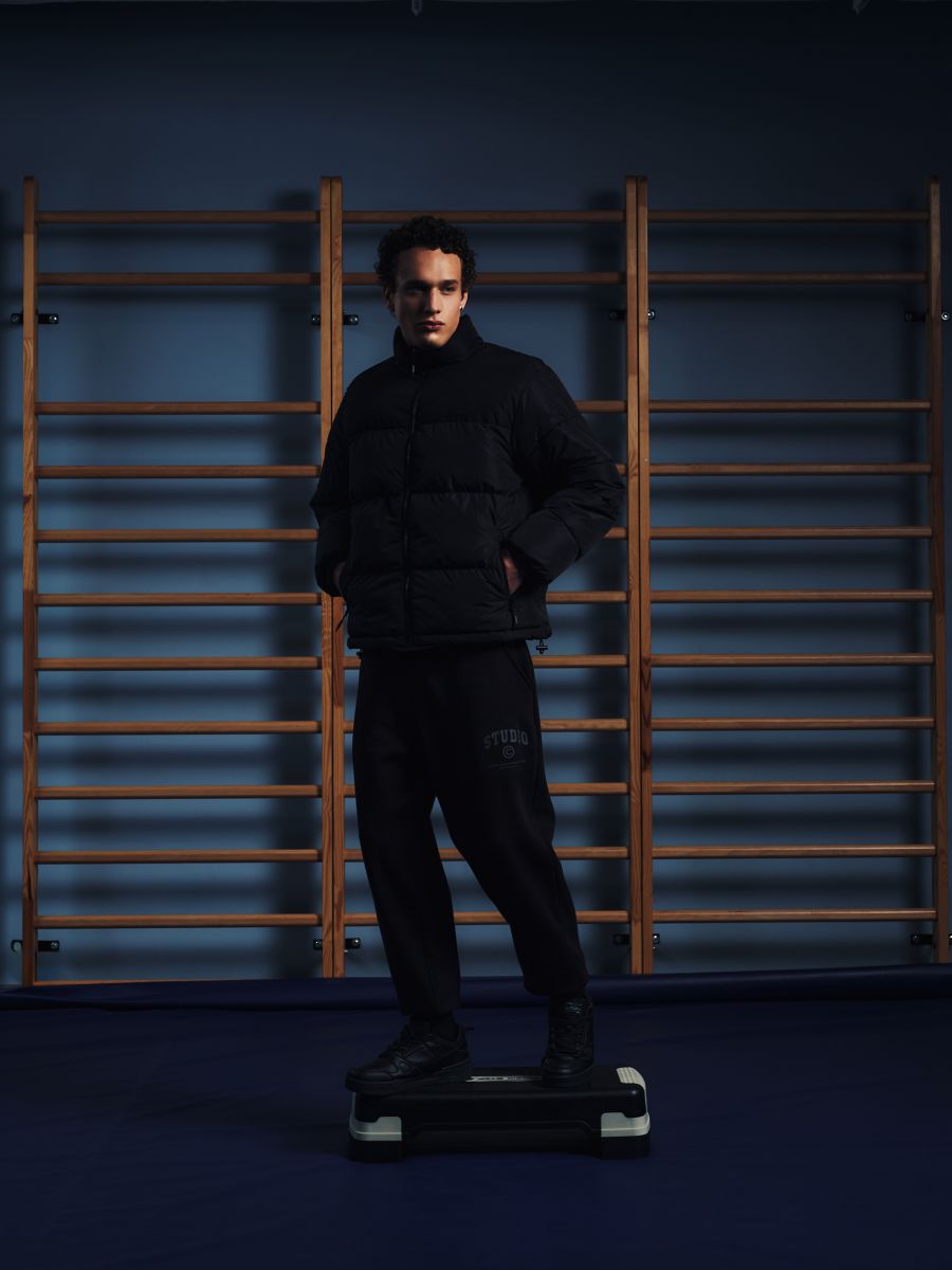 Czarne dresy z minimalistycznym nadrukiem