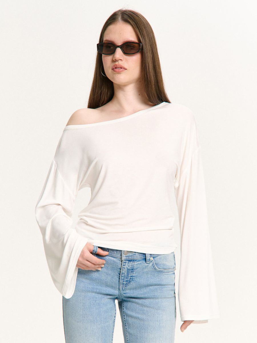 Biała bluzka oversize z opadającym ramieniem