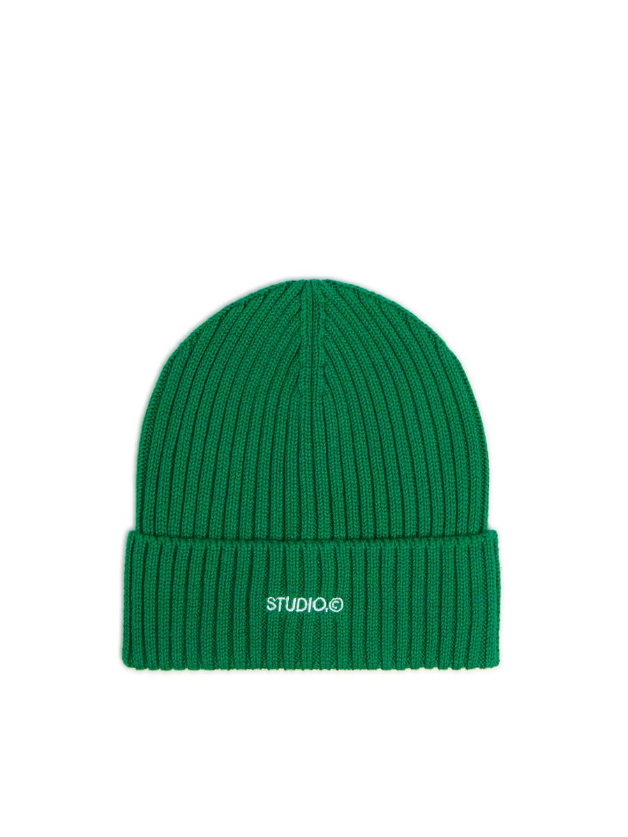 Zielona czapka beanie z naszywką