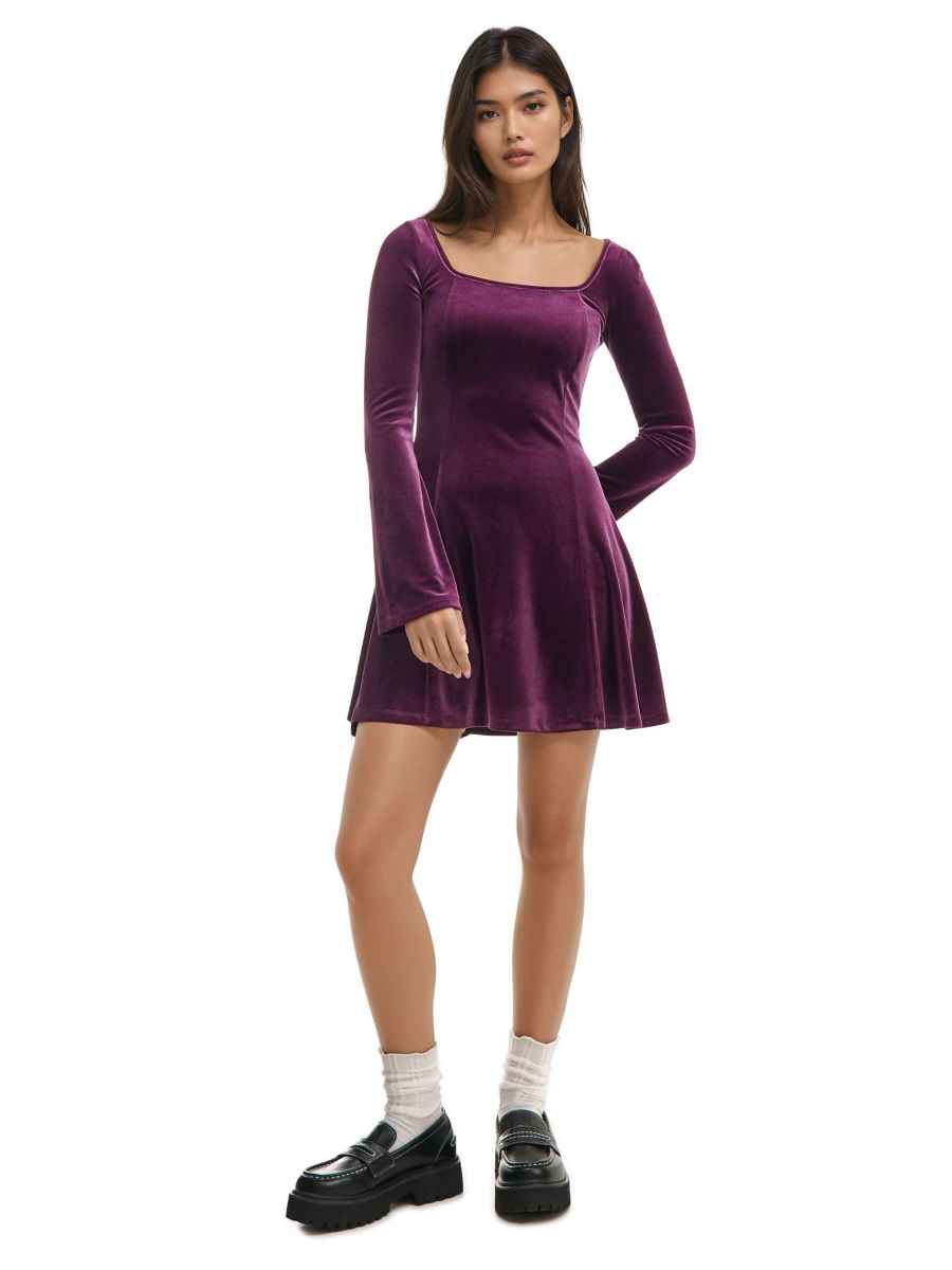 Рокля с дълги ръкави