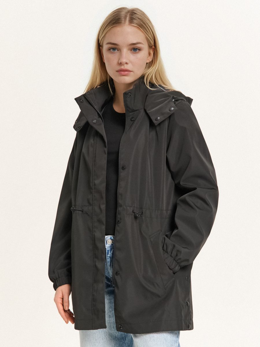 Czarna parka z kapturem i regulacją