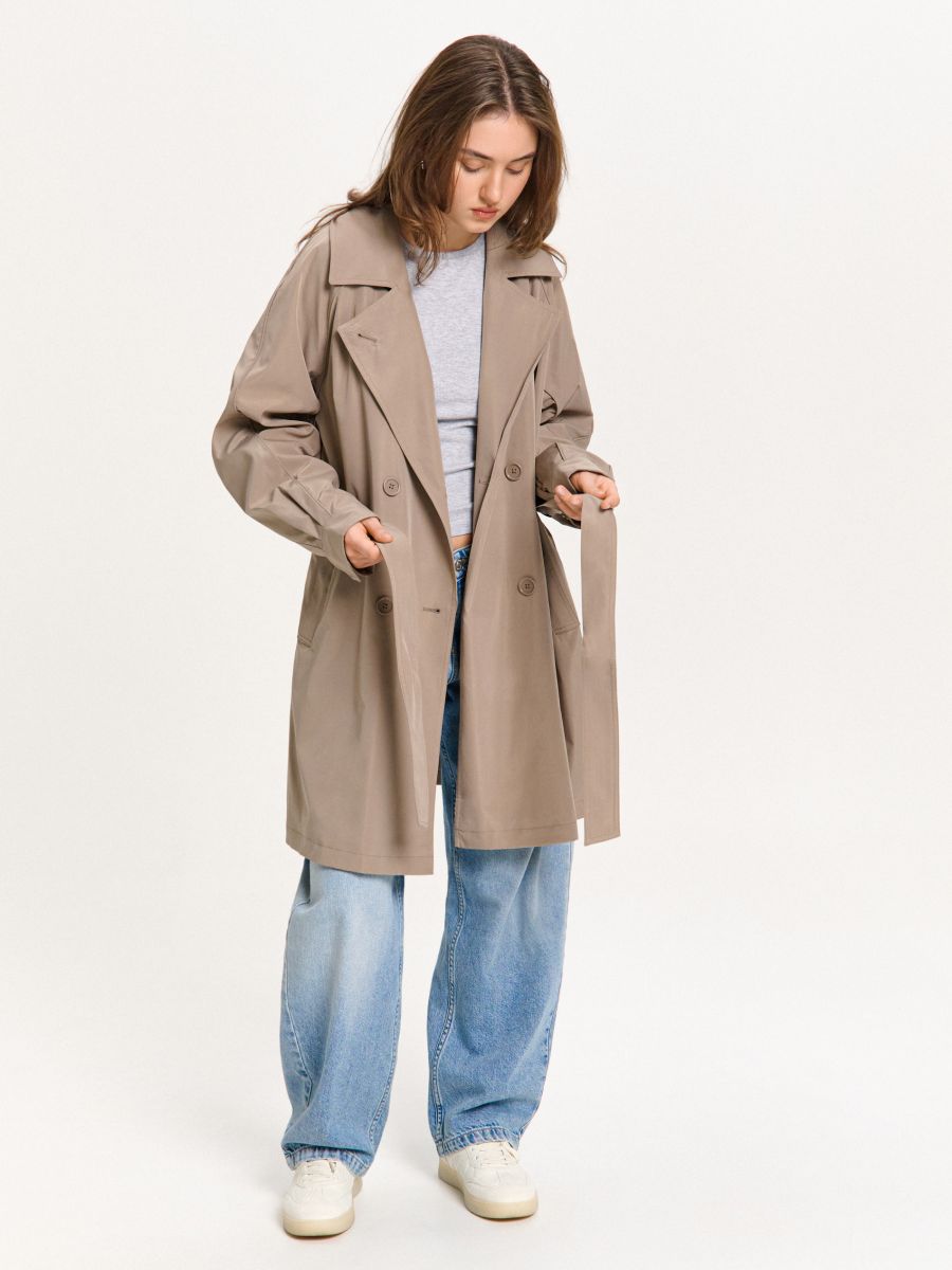 Beżowy trencz z paskiem