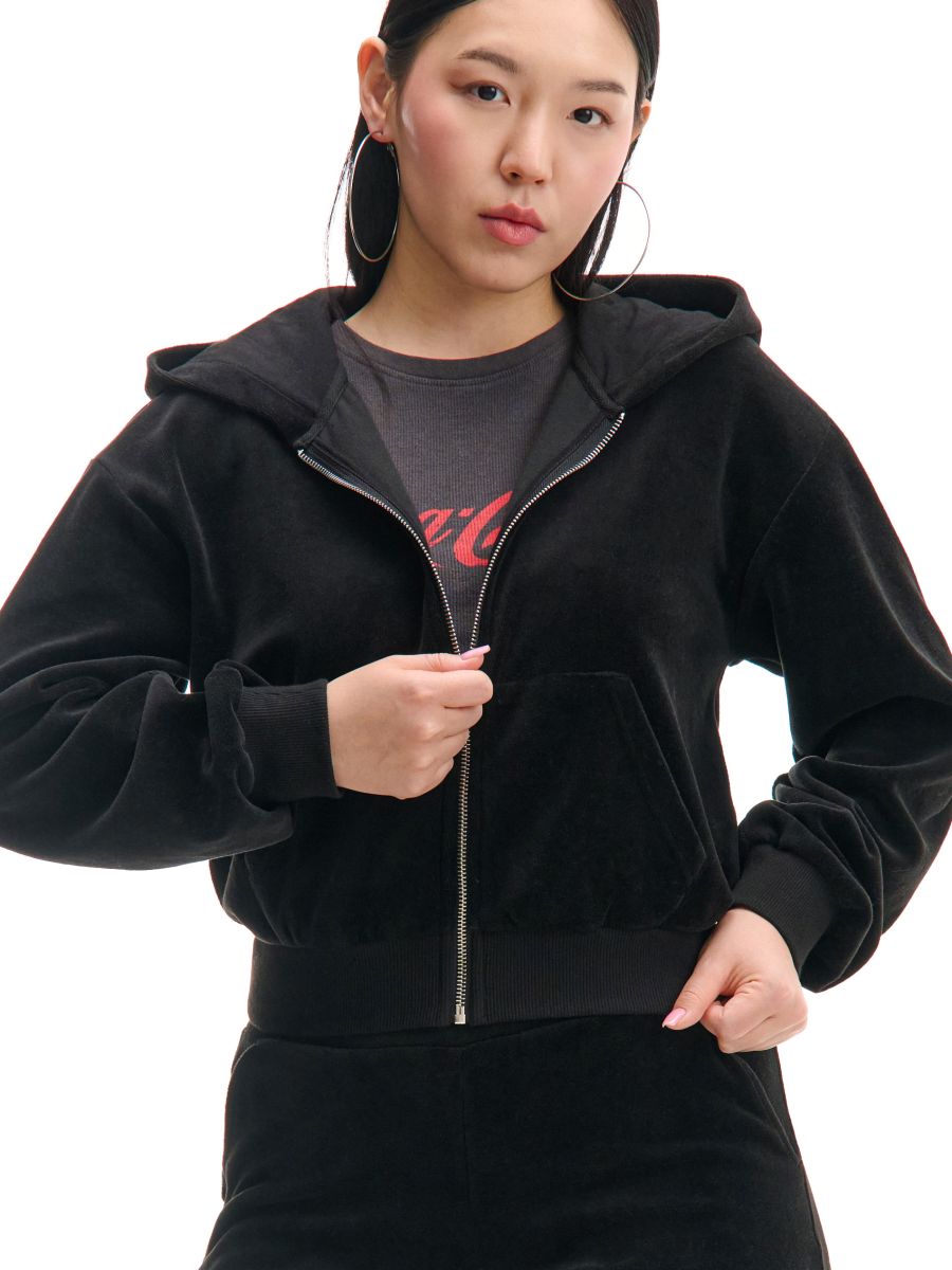 Crna dukserica s kapuljačom