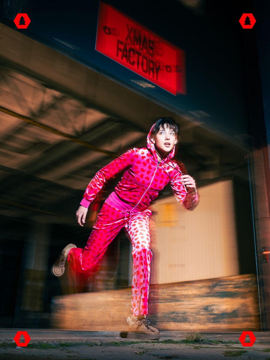 Welurowa różowa bluza z sercami