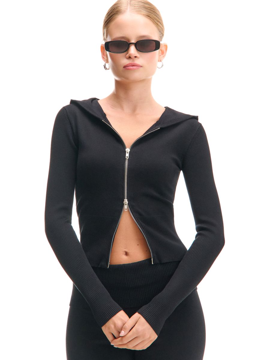 Czarny sweter z prążkowanymi elementami