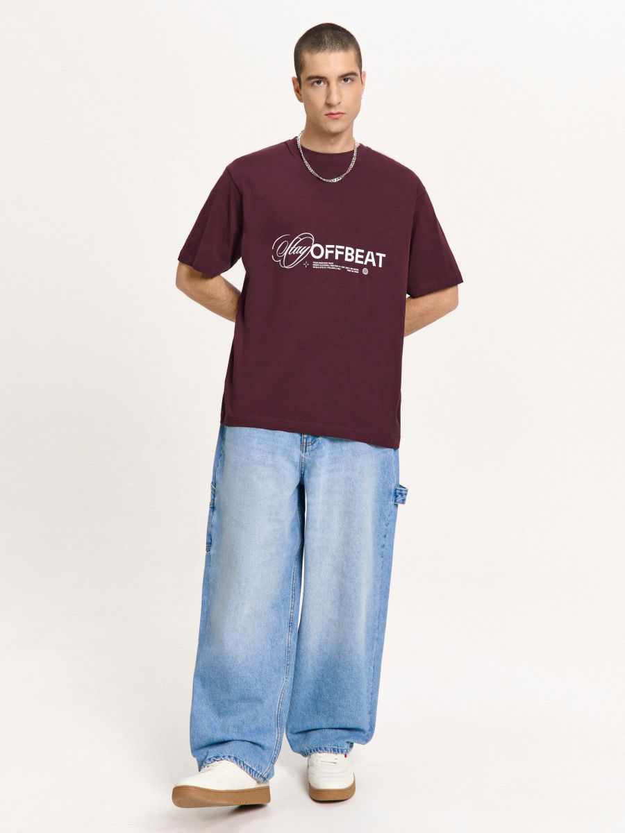 Bordowa koszulka z napisem