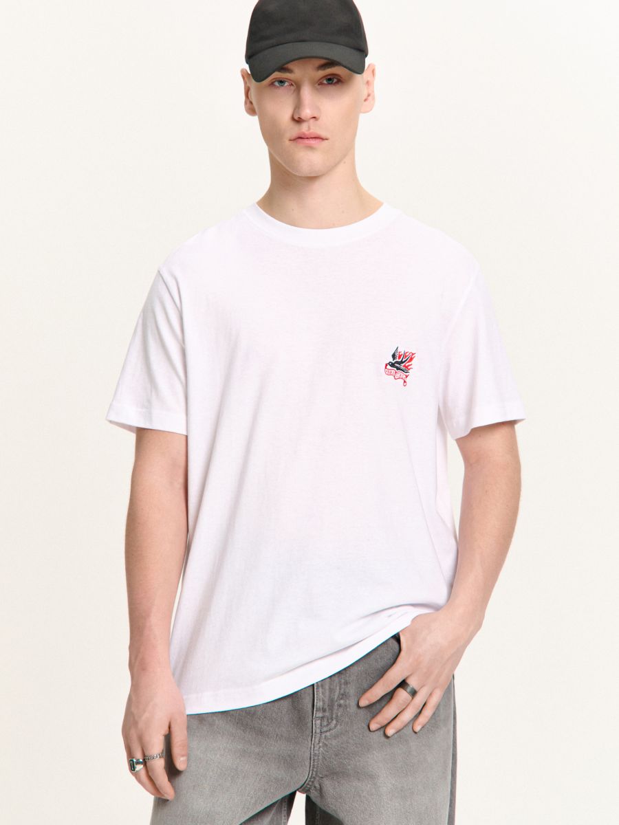 Póló hímzett mintával