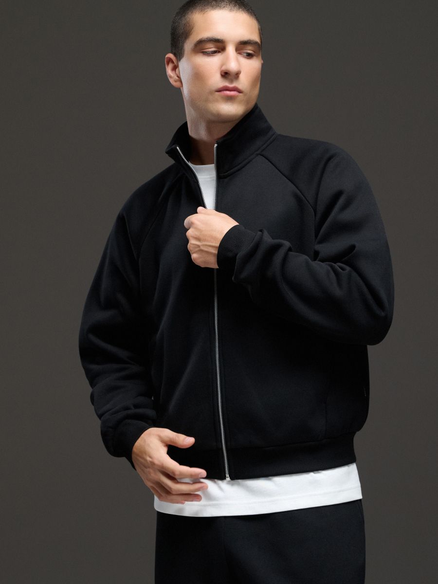 Czarna bluza typu track top