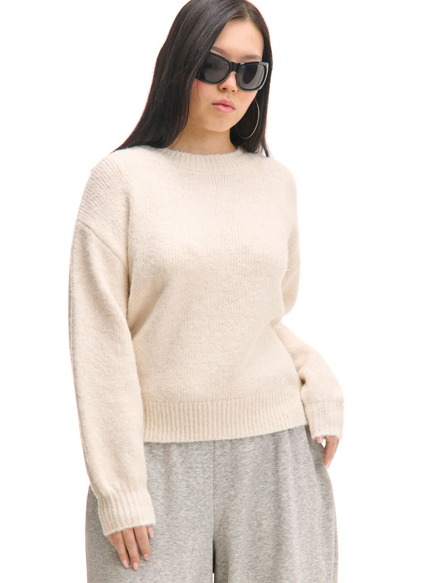 Kremowy sweter basic