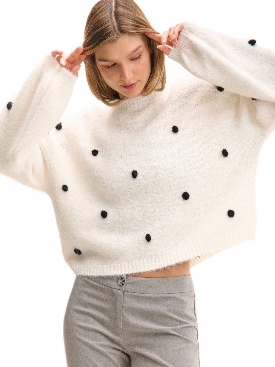 Biały sweter z groszkową aplikacją
