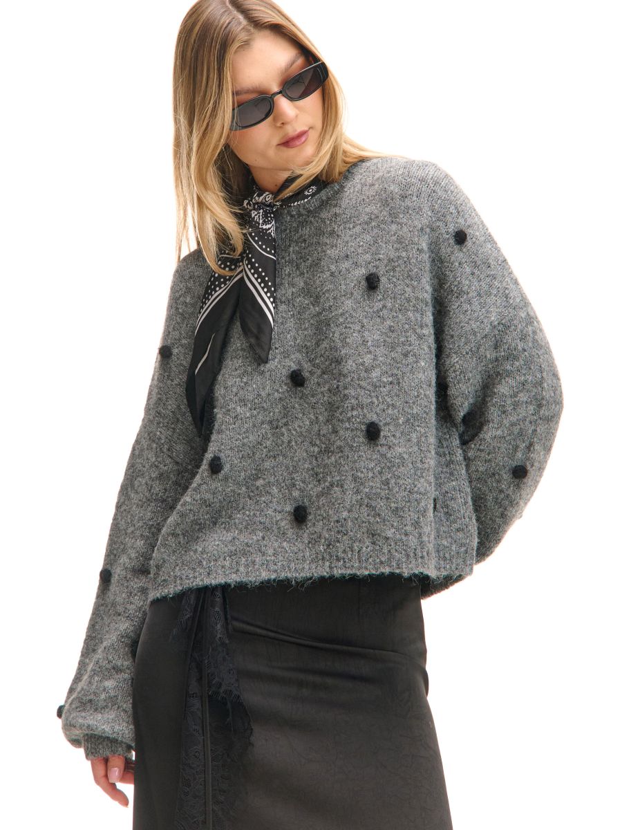 Szary sweter z groszkową aplikacją