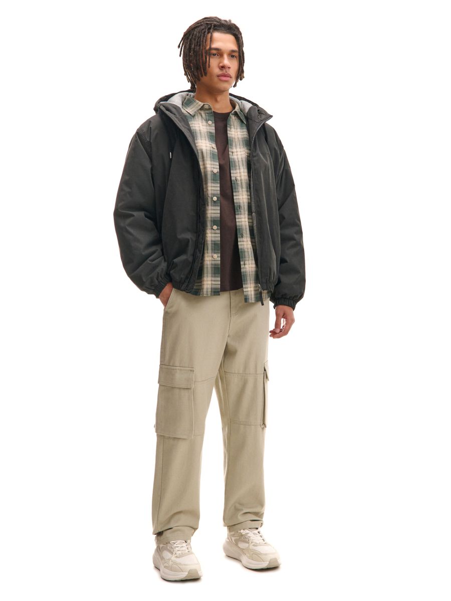 Beżowe spodnie z kieszeniami cargo