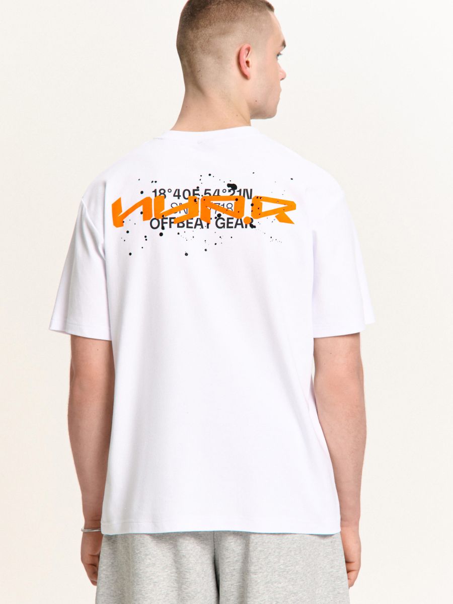 Biała koszulka z kolorowym napisem