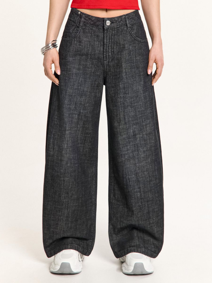 Slouchy fit-lõikega teksapüksid