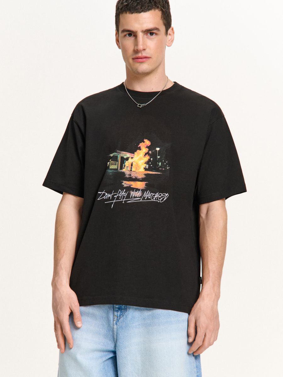 T-shirt nera con stampa