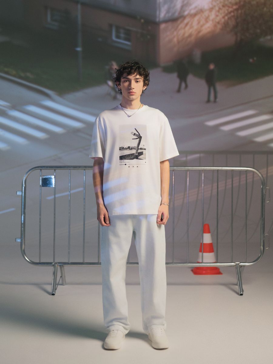 Білі кросівки