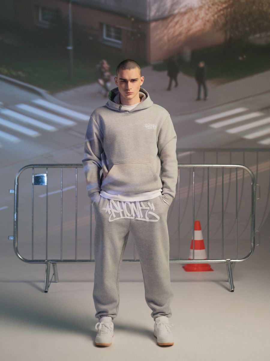 Білі кросівки