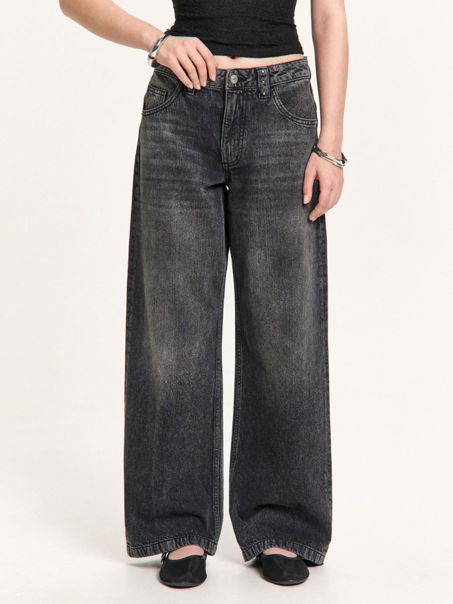 Jeansy baggy z aplikacją na kieszeniach