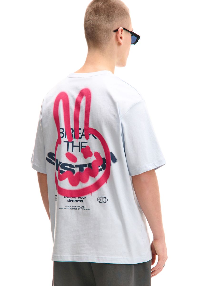Błękitny T-shirt z nadrukiem w stylu graffiti