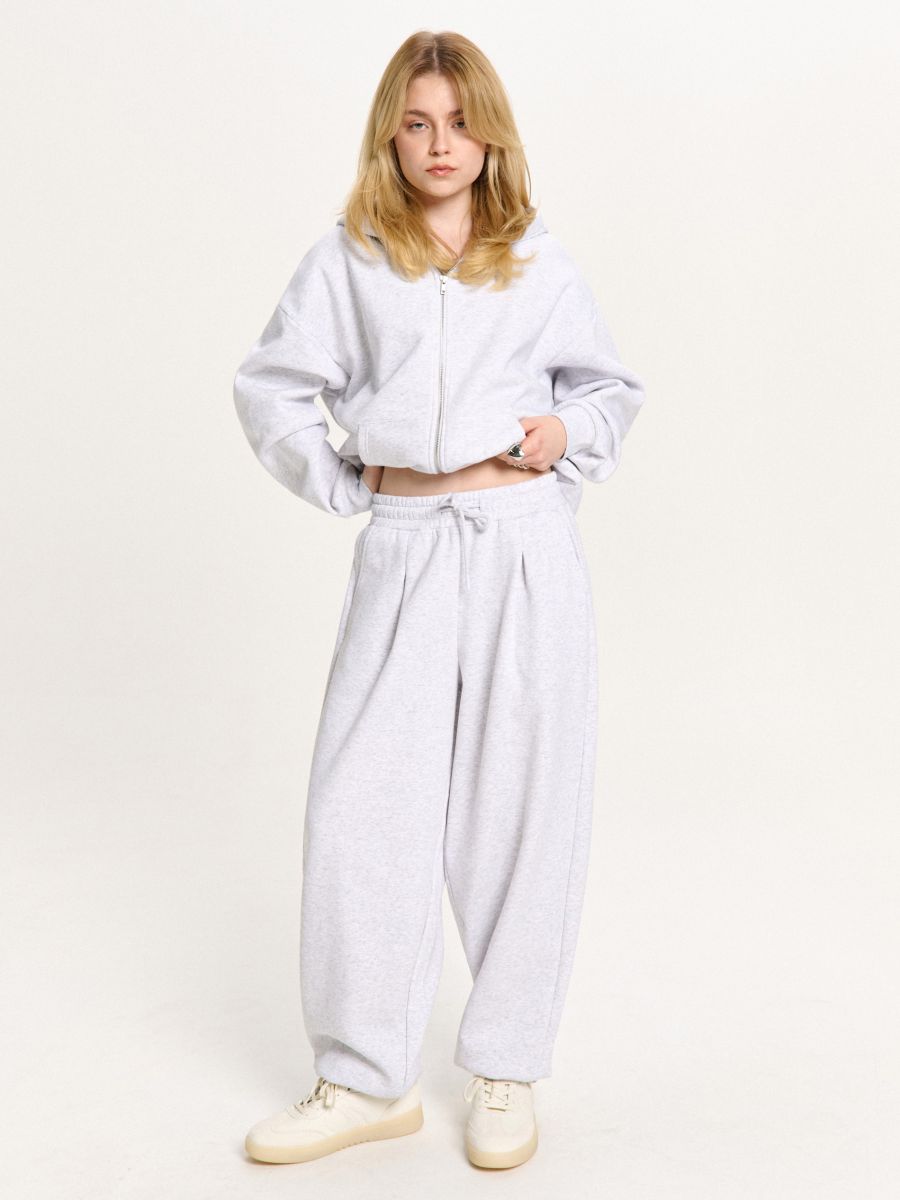 Jasnoszare joggery z wysokim stanem
