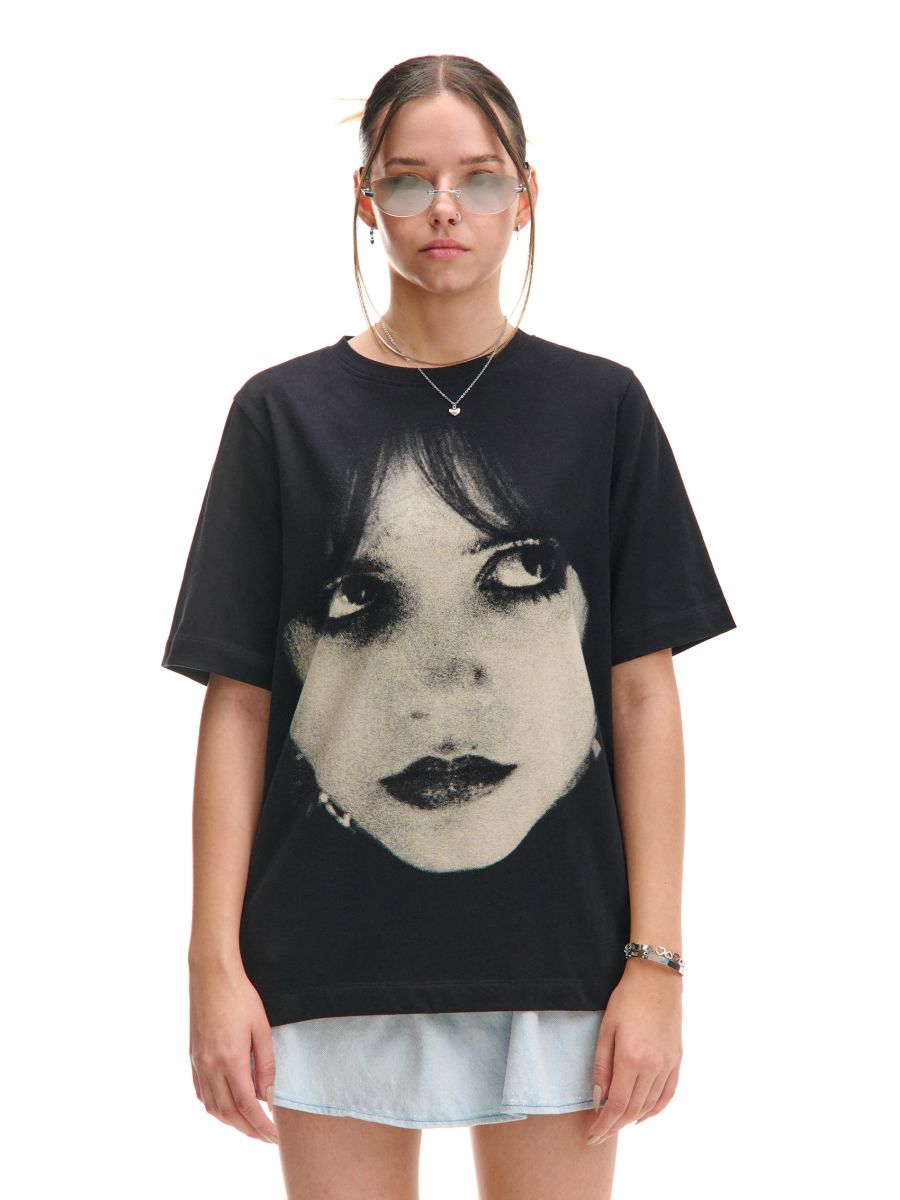 Чорна футболка з принтом Wednesday