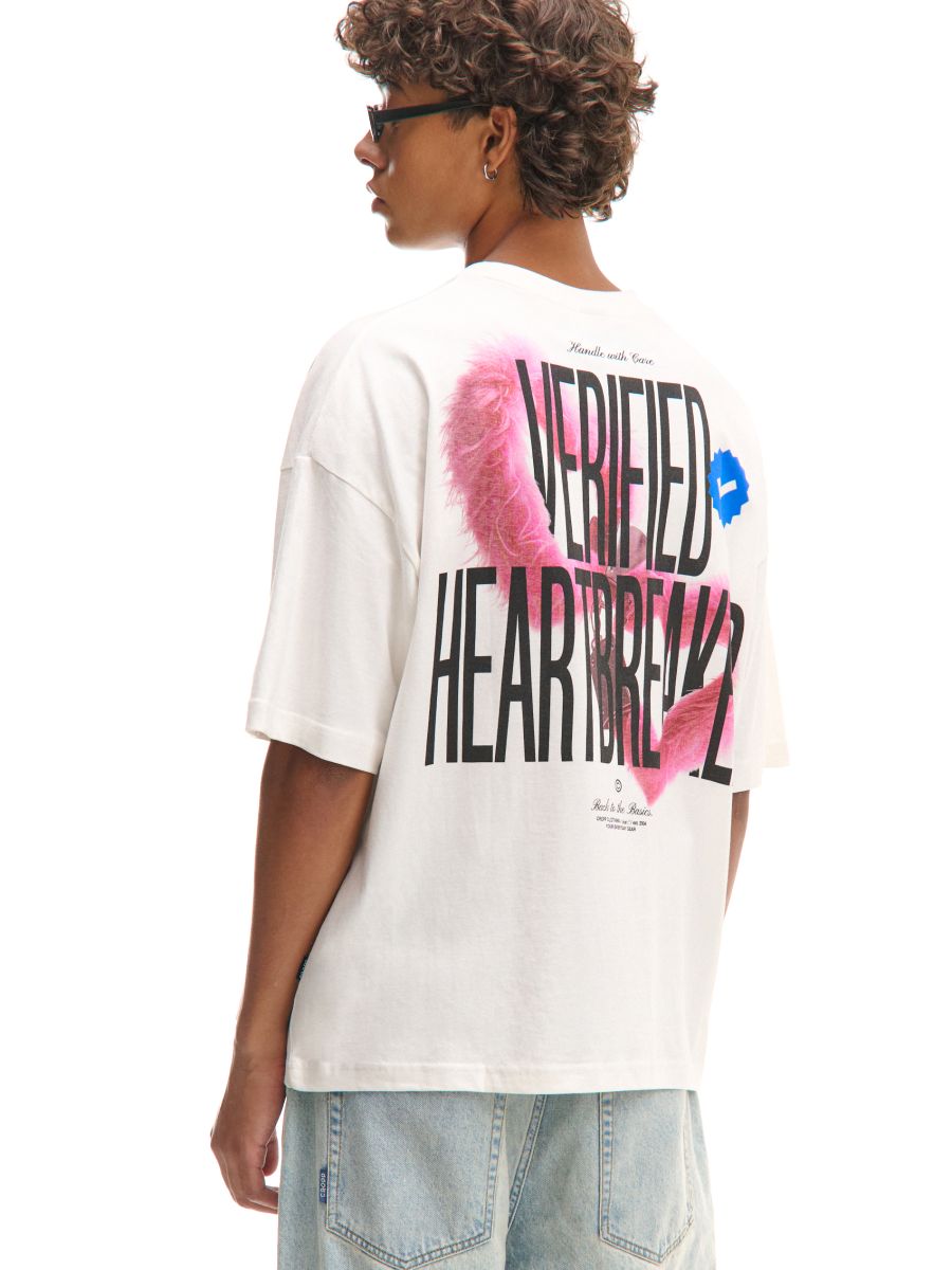 Biała koszulka z napisem VERIFIED HEARTBREAKER