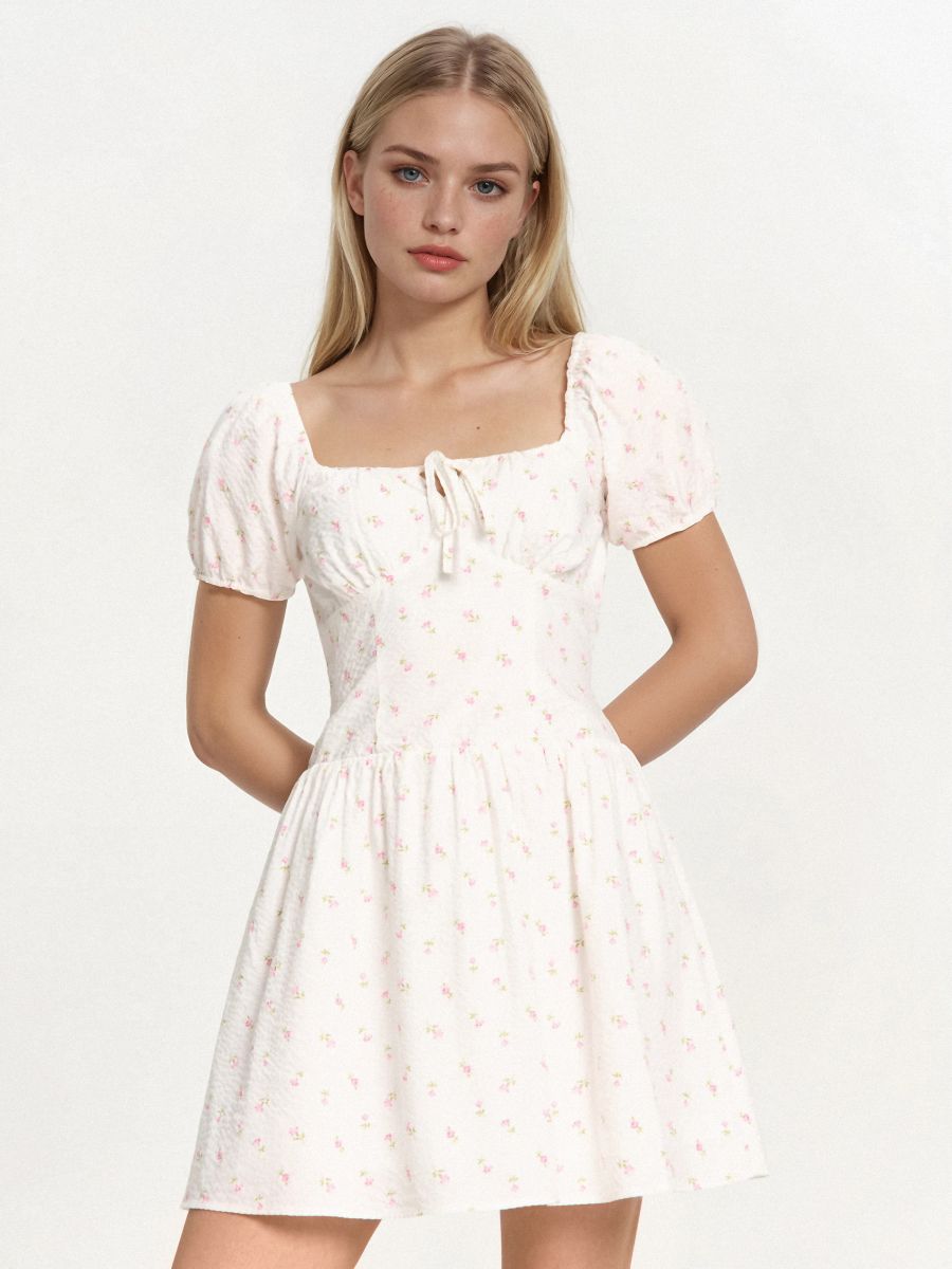 Kwiatowa sukienka z bufiastymi rękawami